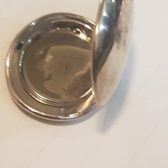 Locket - Picture 16 of 16